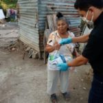 Padre Carlos entrega comida